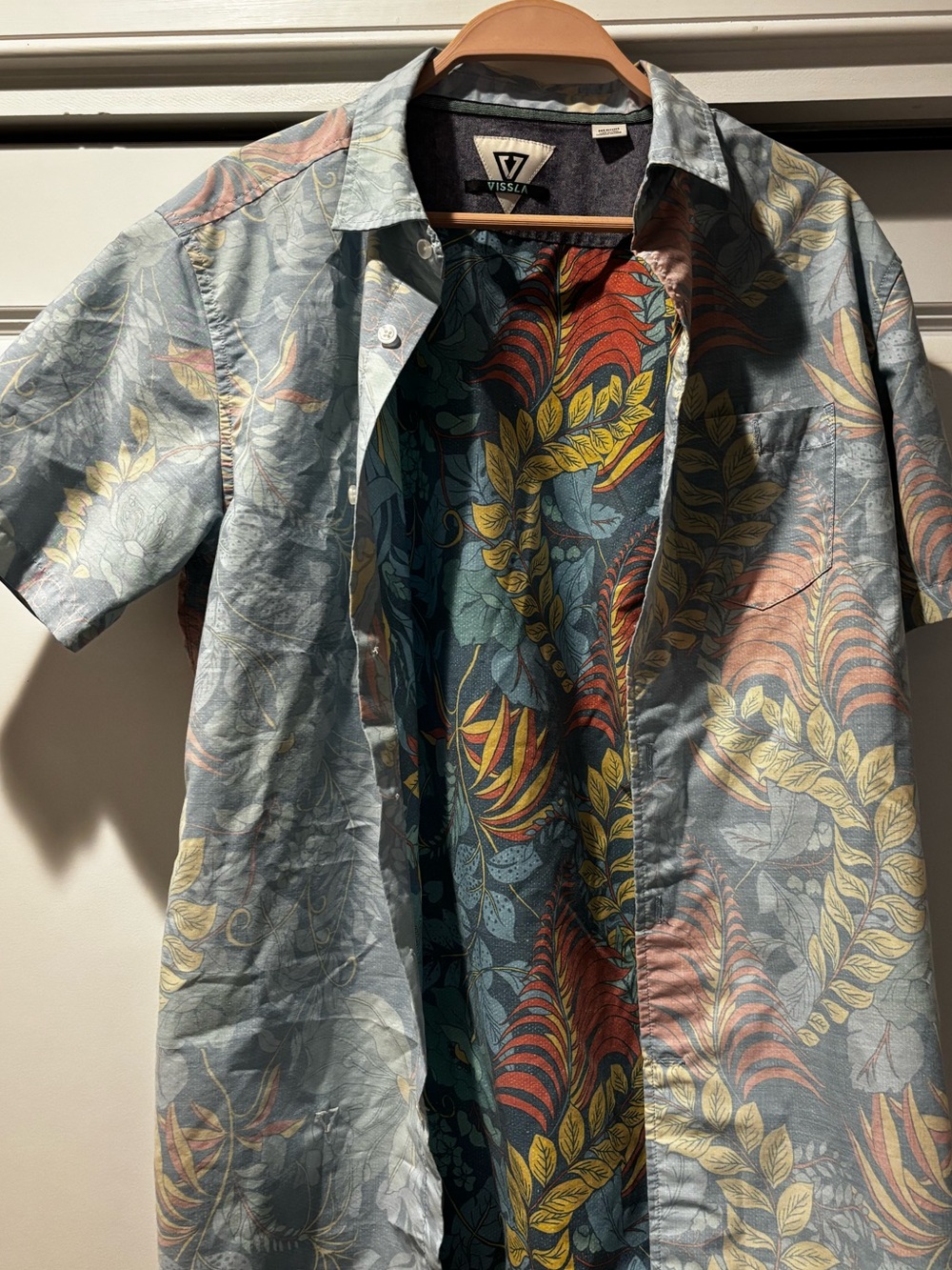 VISSLA Short-Sleeve Tropical Print Button-Down – medium